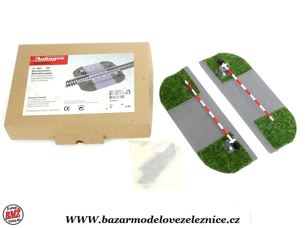 Auhagen- Přejezd se závorami - hotový model - HO