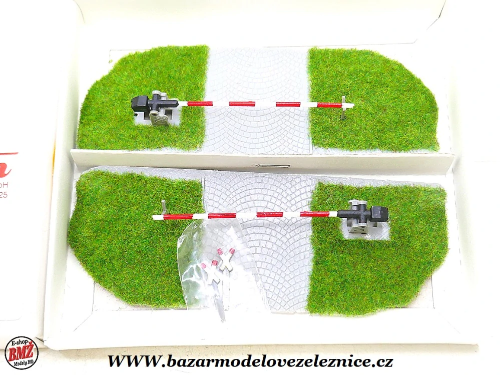 Auhagen- Přejezd se závorami - hotový model - TT