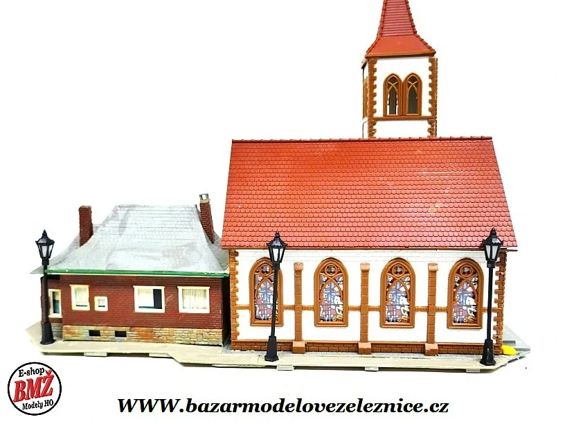Faller -Diorama s kostelem s osvětlením+ lampy a figurky - HO