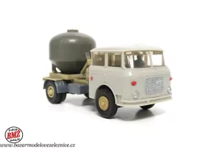Hruska - ŠKODA  na cement - HO
